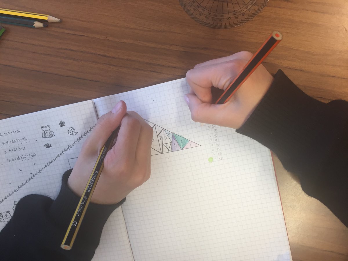 WoodmillMaths's tweet photo. Finishing off #MathsWeekScot @WoodmillHigh with collaboration on @MathsWNBorders , colour on curves and plenty of chords. Thanks to @mathsweekscot. #WeAreWoodmill #LearnRespectSucceed https://t.co/2c7bQC5CIU