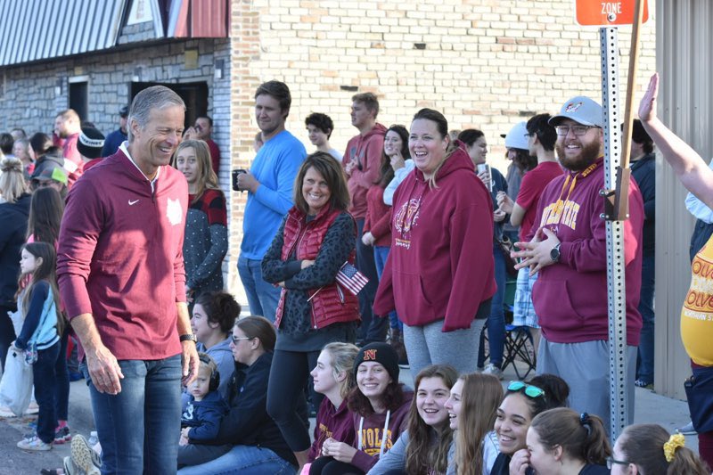 LeaderJohnThune's tweet photo. Spirits were high at @NorthernStateU #GypsyDays Parade today. #WolvesNation was out in full force to enjoy the great weather and support their teams. Go Wolves! https://t.co/GdCs32PEk3