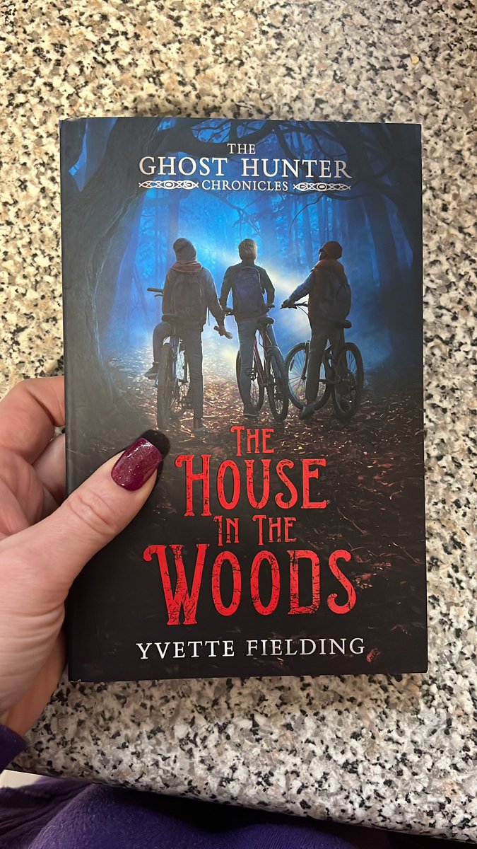 On this wet and windy Saturday afternoon there is nothing better then being all cosy and toasty reading this gem of a book ❤️👻😍#theghosthunterchronicles @Yfielding