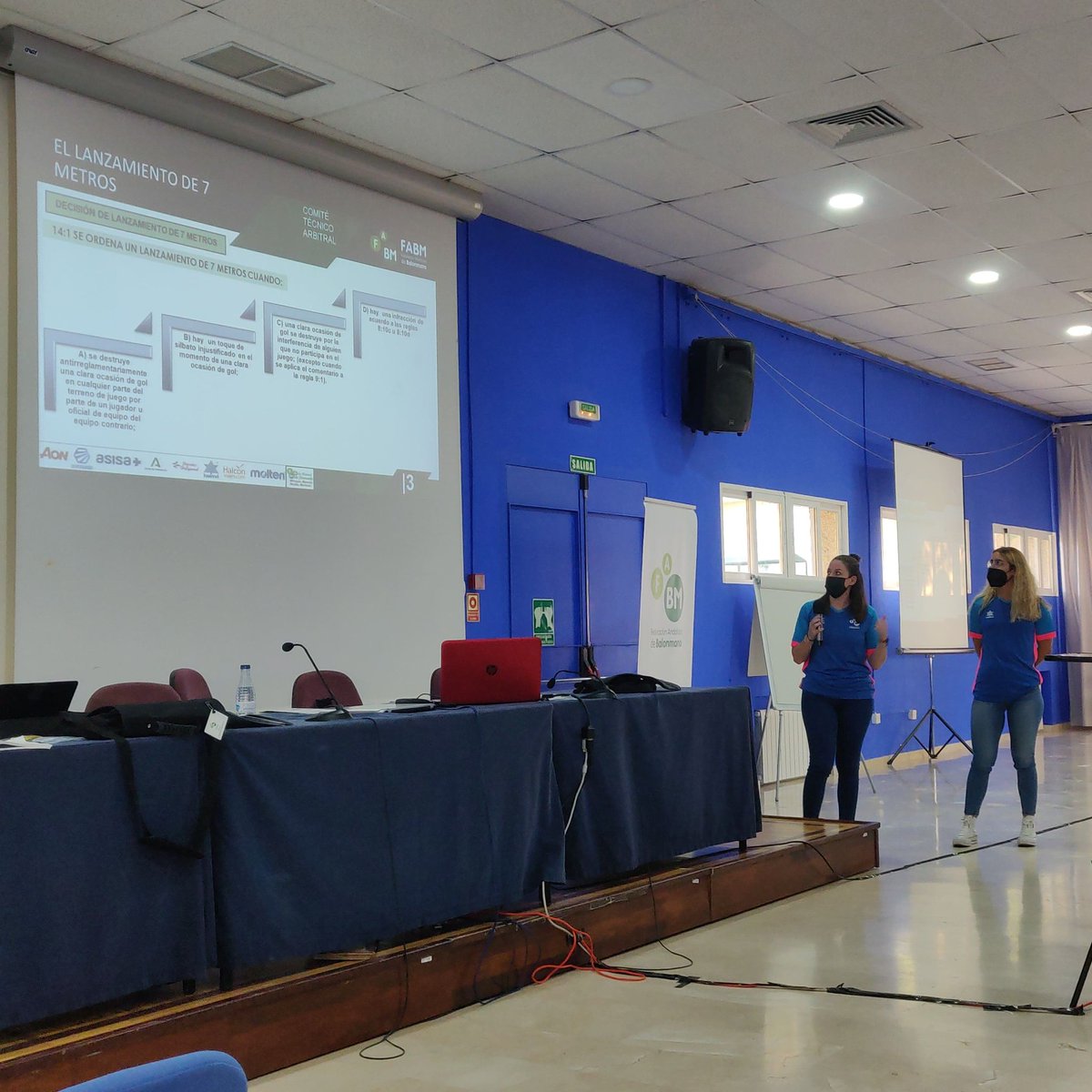 Charla formativa de las compañeras <a href="/martaa_27/">Marta</a> y <a href="/evasm18/">Eva Sánchez.</a> dentro del clinic de pretemporada de la <a href="/FAndaluzaBM/">Federación Andaluza de Balonmano</a> sobre 7m y zonas de extremo.
#balonmano #arbitros #referee #equipo