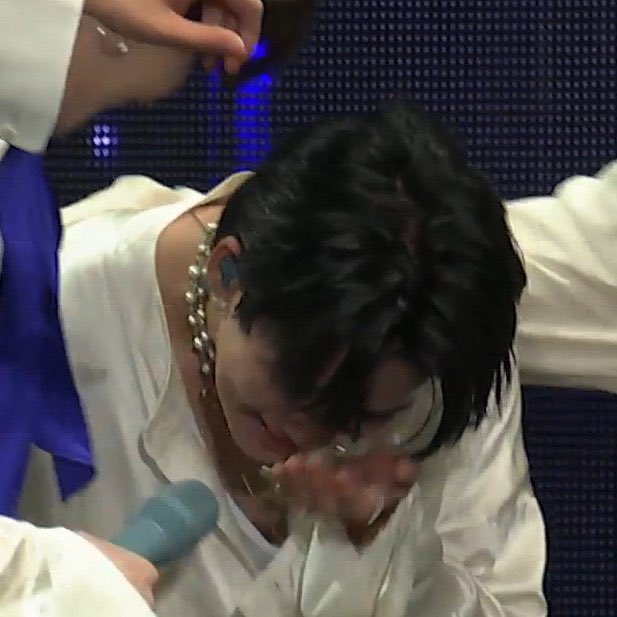 chslvr's tweet photo. treasure leader emotional breakdown https://t.co/J1112sgxfe