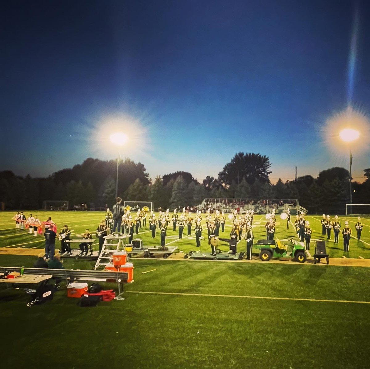 NDPBands's tweet photo. Homecoming 2021 Game 09.24.2021   Notre  Dame  vs  Divine  Child  goirish☘️ #gogreen #greasedlightning #ndpmarchingband2021 #fightingirish @NDPMA https://t.co/8Z1yhuepnq