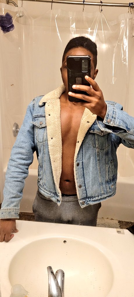 StillTomTommieT's tweet photo. As usual, L faster than R for thighs&amp;chest🙃
But the focus today is my thighs getting definition I never knew how to get but always wanted🥰. My "photo optimizer"thought it was a shoe cause of the shape. It's a compliment, but💀 #BuildABody
And it's world @The_amakaaa day, so🥳🕺🏾 https://t.co/pps4xu2ol7