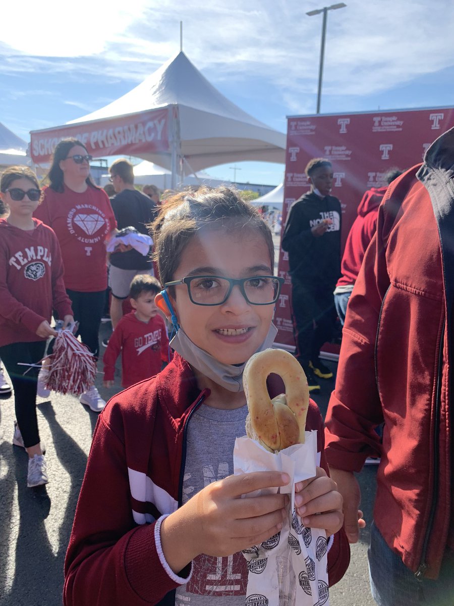 genabelle29's tweet photo. So happy to be at #TUhomecoming, but @TempleUniv where is the cake??? https://t.co/1a4nvfMuy0
