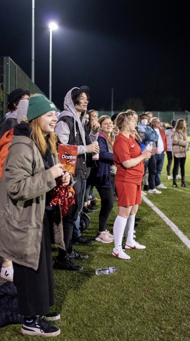 DCFilmNews's tweet photo. Ezra Miller cheering on ⚡️Flashton Villa⚡️! I wonder how his team will fare against @AFCRichmond?
#TheFlashMovie https://t.co/J9GE5od4Np