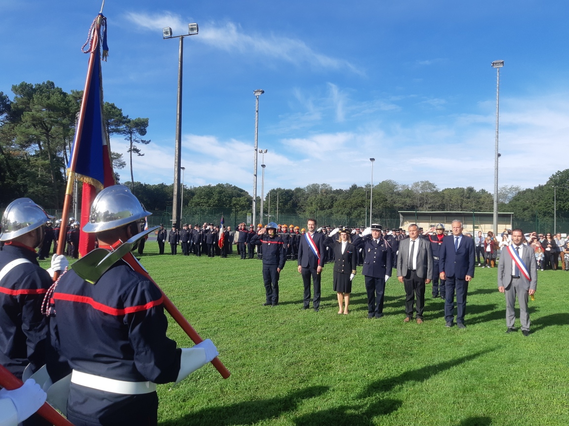 Prefecture40's tweet photo. La préfète des #Landes a co-présidé, avec le président du CA du @SDIS40, la Journée nationale des sapeurs-pompiers à Castets
👉Cette journée est dédiée aux femmes et aux hommes qui nous protègent au quotidien mais aussi à ceux décédés dans l’exercice de leur fonction 👏 https://t.co/wJVT8tWxDU