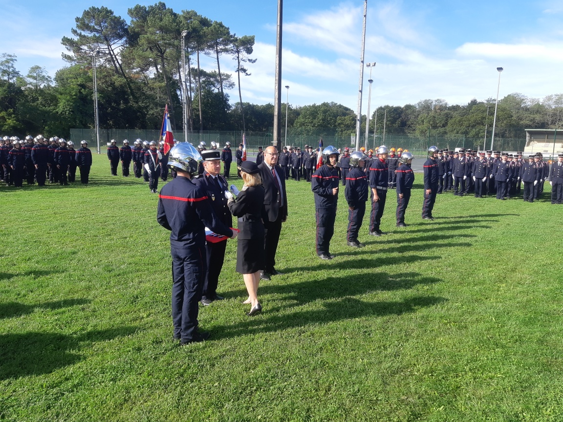 Prefecture40's tweet photo. La préfète des #Landes a co-présidé, avec le président du CA du @SDIS40, la Journée nationale des sapeurs-pompiers à Castets
👉Cette journée est dédiée aux femmes et aux hommes qui nous protègent au quotidien mais aussi à ceux décédés dans l’exercice de leur fonction 👏 https://t.co/wJVT8tWxDU