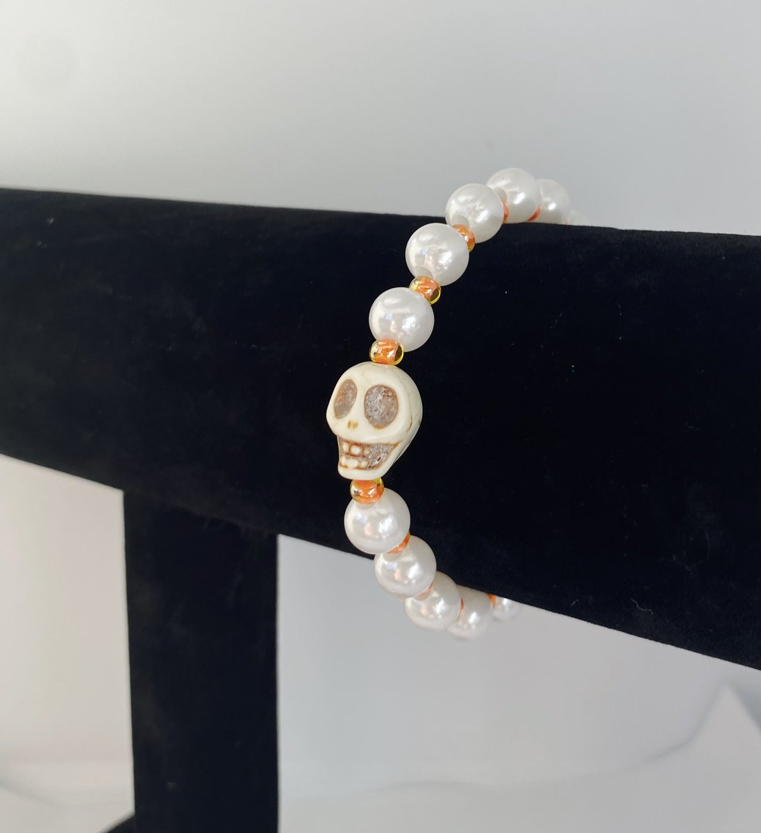 DesignVisionz's tweet photo. 💀 Skull bracelet is now on my Etsy💀 
•handmade with white pearls, orange seed beads, and a white stone skull!!
•made with stretchy cord to stretch and fit comfortably on your wrist 
Shop this now- https://t.co/3oLsHQ8Inm
#skull #skeleton #halloweengift #bracelets #jewelry https://t.co/VkKIaMc3fN