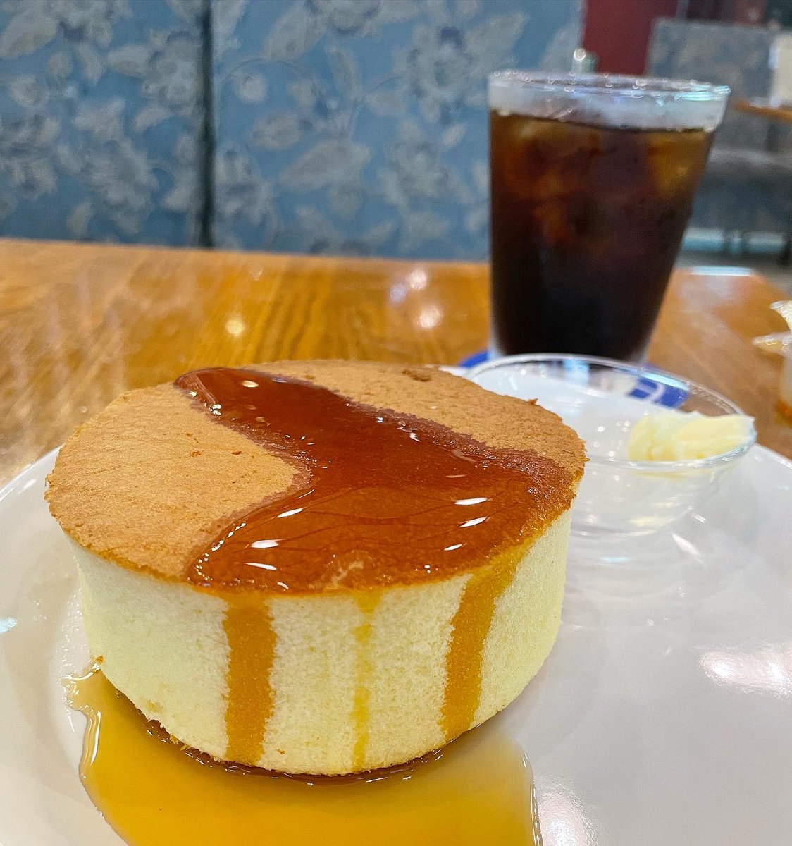 Toshi Pancakes パンケーキ スイーツ V Twitter 新橋 喫茶フジ ニュー新橋ビル地下1階にある昭和46年開業の純喫茶 厚焼きホットケーキ メニュー名通り厚焼きのふわっふわのシフォンケーキのようなホットケーキ はちみつ入りメープルシロップとマーガリン