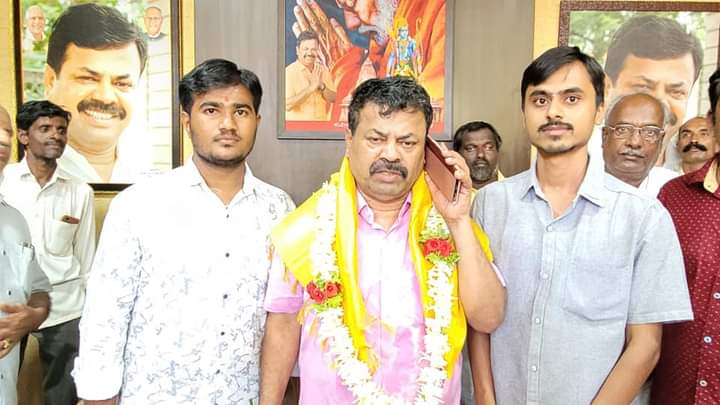 MPRBJP's tweet photo. ಮುಖ್ಯಮಂತ್ರಿಗಳ ರಾಜಕೀಯ ಕಾರ್ಯದರ್ಶಿಗಳಾಗಿ ನಿಯುಕ್ತಿ ಆದ ಸಂತಸಕ್ಕೆ ಯುವ ಮಿತ್ರರು ಶುಭ ಕೋರಿದರು. https://t.co/f94CybePHj