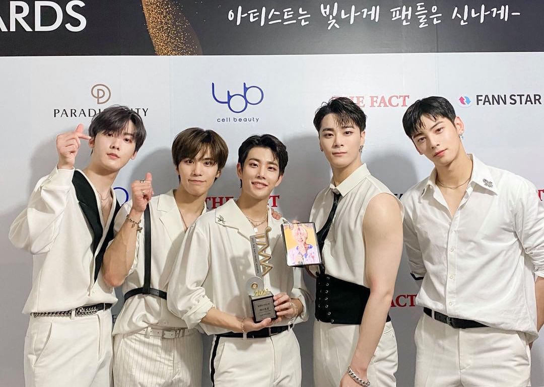 p_rockyy's tweet photo. ᅠᅠᅠᅠᅠᅠ
ᅠᅠᅠᅠᅠᅠ➣  Astro got Artist of the Year Award! As we wrap up today's award, we will always be 6. Jinjin hyung get well soon!
ᅠᅠᅠᅠᅠᅠ https://t.co/Zbj6dBQ8dM