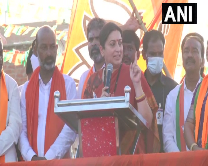 TRS ने अपने घोषणापत्र में वादा किया था कि हर महीने बेरोज़गारी भत्ते के तहत नौजवानों को 3,016 रु. देंगे। लेकिन 20 महीने हो गए अब तक तेलंगाना के नौजवानों को बेरोज़गारी भत्ता नहीं मिला: तेलंगाना में सिद्दीपेट ज़िले के हुसैनाबाद में केंद्रीय मंत्री स्मृति ईरानी