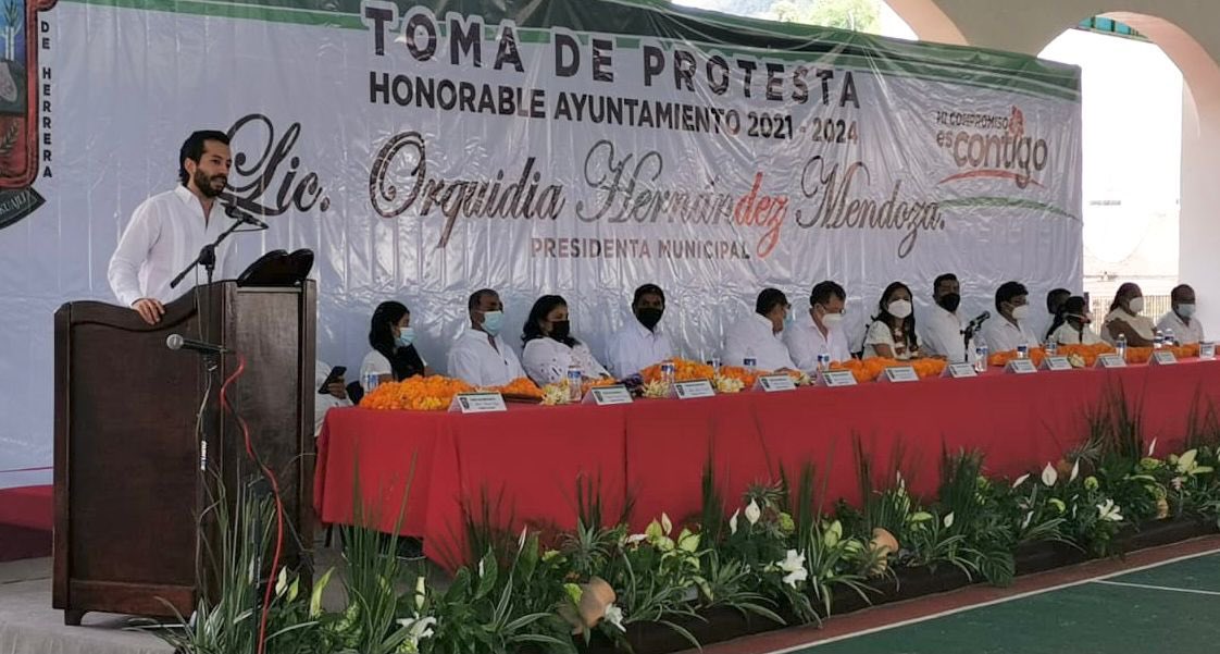 HectorAstudillo's tweet photo. En los municipios de José Joaquín de Herrera y Ahuacuotzingo, tomaron protesta las nuevas alcaldesas Orquídea Hernández y Glorinda Casarrubias respectivamente. El Poder Ejecutivo estuvo representado en estos eventos por el Srio. @luisaguirrej y la Subsria. @AdrianaPSalgado. https://t.co/S7IJdWrpAO