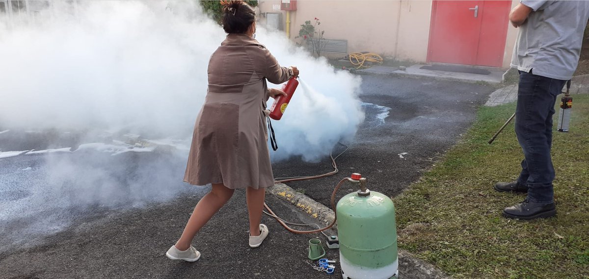CollegeMendes's tweet photo. Pour assurer la sécurité des élèves et de toute la communauté, une formation à la manipulation des extincteurs à destination des personnels de l établissement , AED, Aesh, professeurs , personnels administratifs et agents a eu lieu ce vendredi matin. https://t.co/wtoW0i75V9