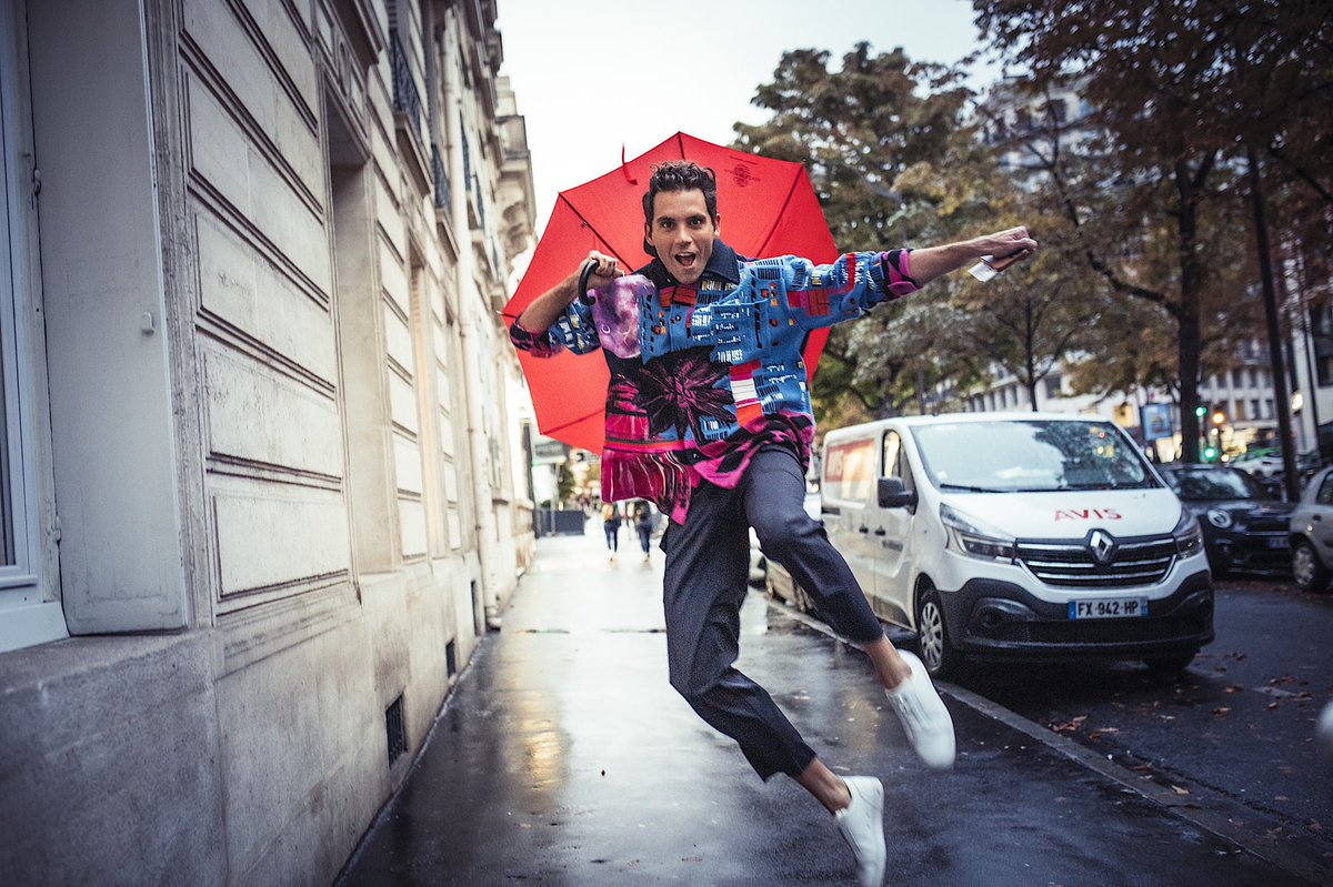 A rainy but happy evening in Paris yesterday with friends at @MaisonValentino show and @VogueParis @LouboutinWorld #christianlouboutin #marisaberenson #valentinorendezvous #alexandredesplat #solrey #marisaberenson 📸 @danilomusicfoto