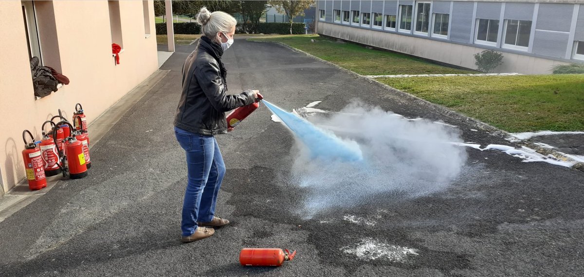 CollegeMendes's tweet photo. Pour assurer la sécurité des élèves et de toute la communauté, une formation à la manipulation des extincteurs à destination des personnels de l établissement , AED, Aesh, professeurs , personnels administratifs et agents a eu lieu ce vendredi matin. https://t.co/wtoW0i75V9