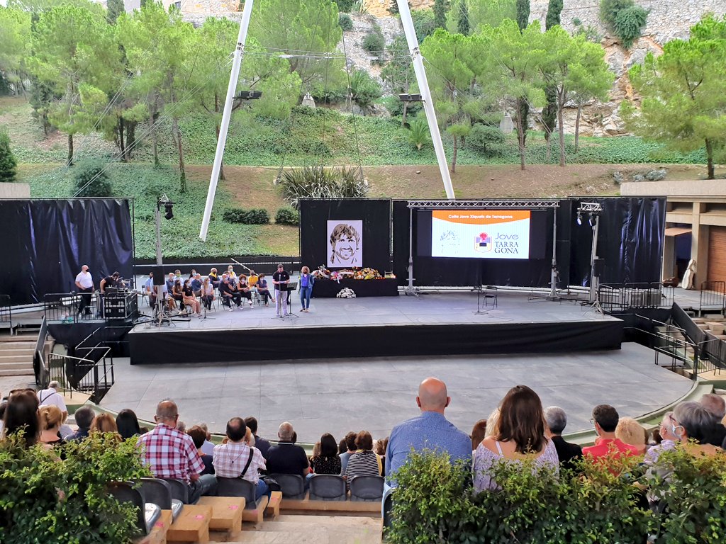 JoveDeTarragona's tweet photo. Aquesta tarda som al Camp de Mart, a l'acte conjunt d'homenatge a l'Òscar Hijosa, company casteller que ens va deixar a principis d'any. 

Ara sí que ens hem pogut reunir per tu. Sempre seràs entre naltros i cada aleta nostra serà sempre teva!

#castellers #castelleres https://t.co/5KUOem2T2z