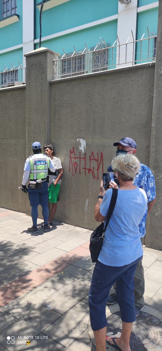 ATMGuayaquil's tweet photo. Uno de nuestros Agentes de Tránsito que se encontraba ejecutando sus labores en el centro de Guayaquil, procedió a retener a un hombre, que según testimonio de varios testigos, habría sustraído las pertenecías de dos ciudadanos norteamericanos. https://t.co/WBvpePrfOC