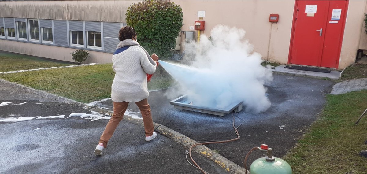 CollegeMendes's tweet photo. Pour assurer la sécurité des élèves et de toute la communauté, une formation à la manipulation des extincteurs à destination des personnels de l établissement , AED, Aesh, professeurs , personnels administratifs et agents a eu lieu ce vendredi matin. https://t.co/wtoW0i75V9