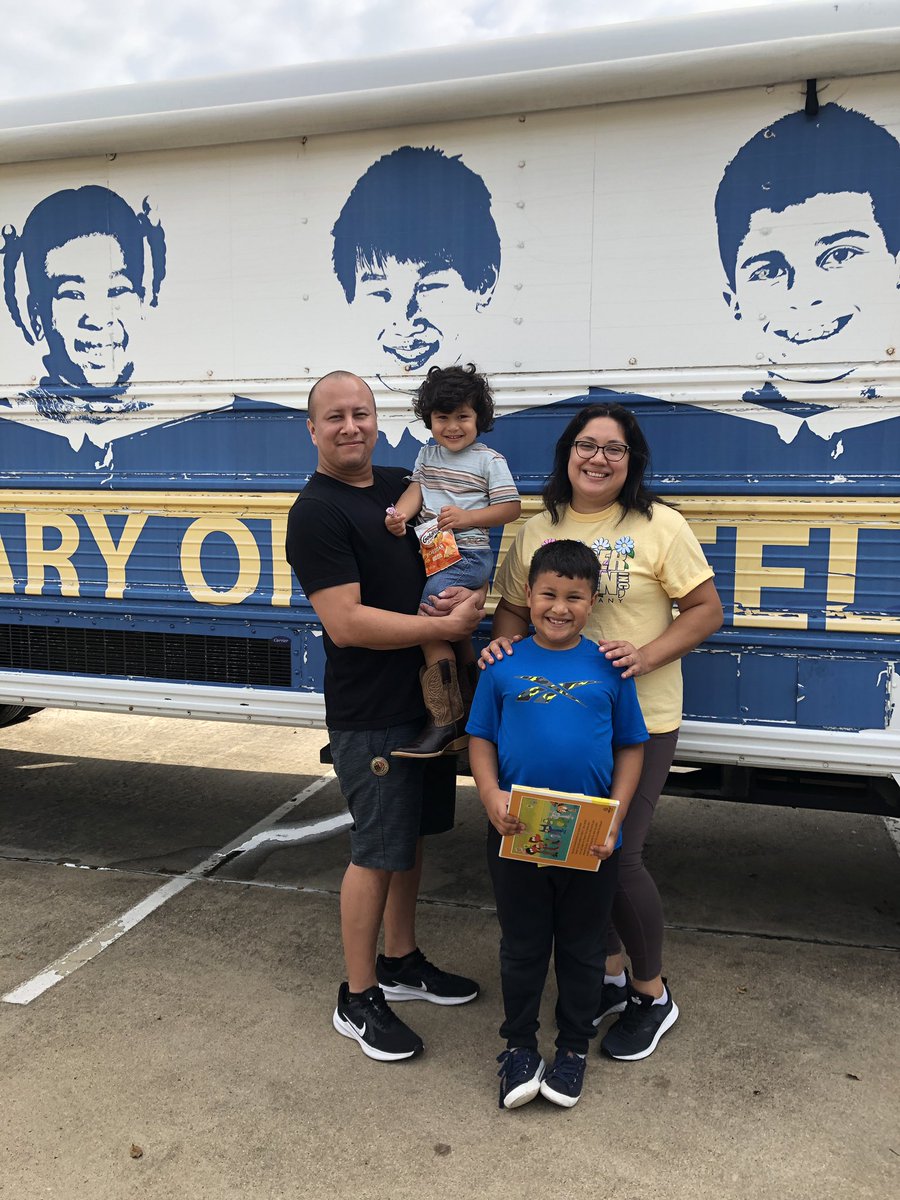 Amy_TPease's tweet image. Great morning at the CFISD Mobile Library!  It was awesome to see so many Walker students!! Thanks for coming out. If you missed today, mark your calendar for October 30th.  #CFISDMobileLibrary 
@CyFairJoel 
#CFISDLibraries
@CYFairlibraries
#wearewalker
@CFISDWalker