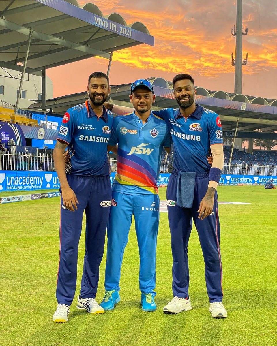 ripalpatel28's tweet photo. The Gujarat Connection 😉

Always great catching up with them ❤️ @hardikpandya7 @krunalpandya24 @Jaspritbumrah93 @akshar2026 https://t.co/nekg9Nmqni