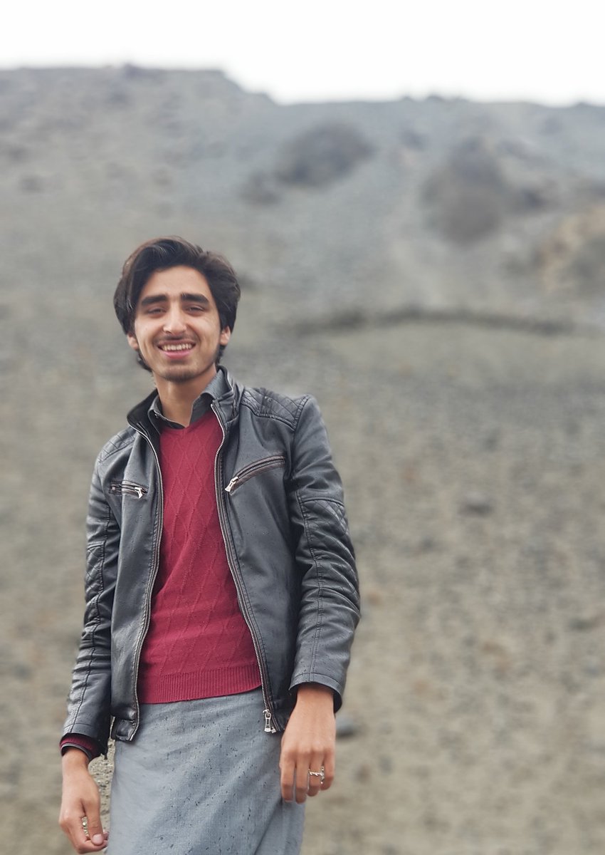 Aw_Apka_Hun's tweet image. کہاں خوبصورت مسکراہٹ میری"""
ارے جناب ''' جان لیوا تو میرا کھڈا ہے 😘🤭
#2k19
#MuZii