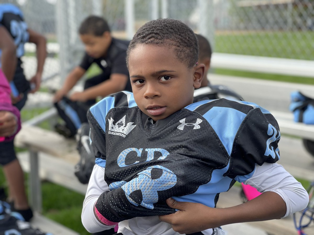 Omarisal's tweet photo. HappeningNow - The #CDPanthers football 7U team and cheerleaders prepares to take on 253 from Tacoma. It is Homecoming for the Panthers and community members are filtering into the field. #WWConverge https://t.co/m5lK9cLTWW