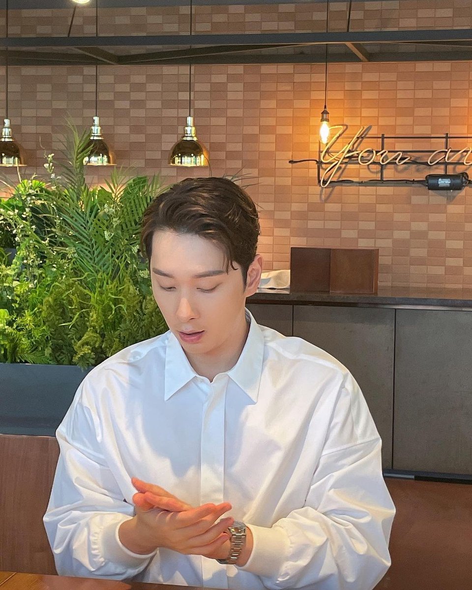 2pmalways's tweet photo. [2PM IG]
Because we can't see Director ChanTangerine's scenes well, please wipe the lenses•••

#Everytime #TheDirectorSmiles #FruitJuiceGetsSpattered💦
https://t.co/BHwnaKIUh3 https://t.co/mtQvWeL5cj