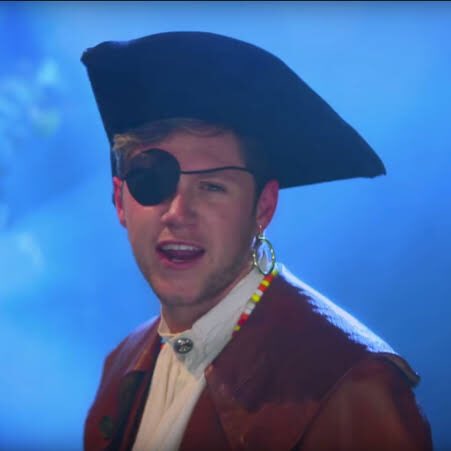 niallstreams's tweet photo. ‘Tis the season 🎃 👻 🧛🏼‍♂️ 
Niall Horan Edition https://t.co/VTI9B6ndVo