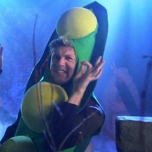 niallstreams's tweet photo. ‘Tis the season 🎃 👻 🧛🏼‍♂️ 
Niall Horan Edition https://t.co/VTI9B6ndVo