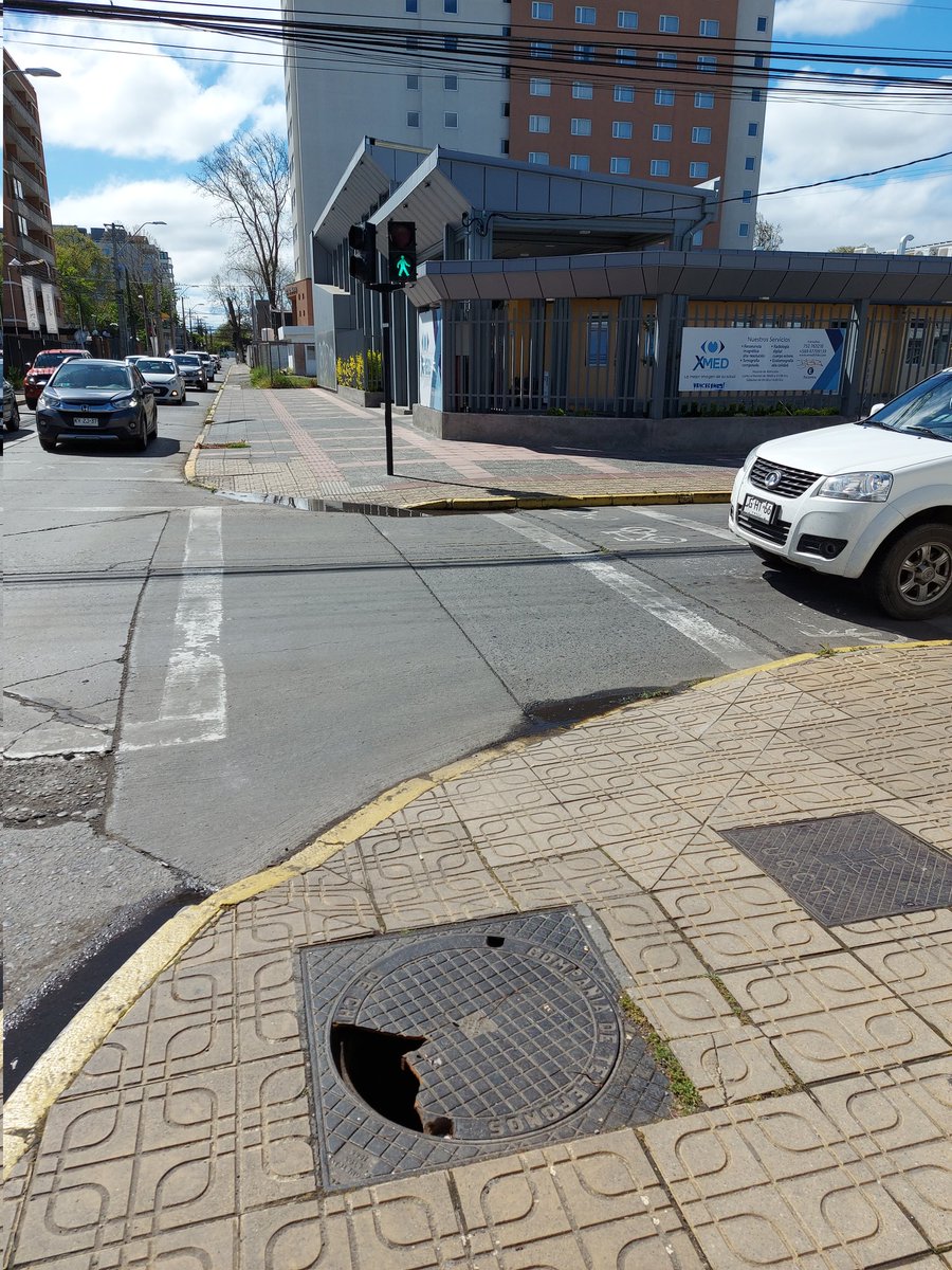<a href="/Muni_Curico/">Municipalidad de Curicó</a> <a href="/galoreyeschile/">Edgardo Reyes</a> <a href="/radiocondell/">Radio Condell</a> 
Chacabuco, con Argomedo. Bastante peligroso el paso en esa esquina, con esa tapa quebrada.
