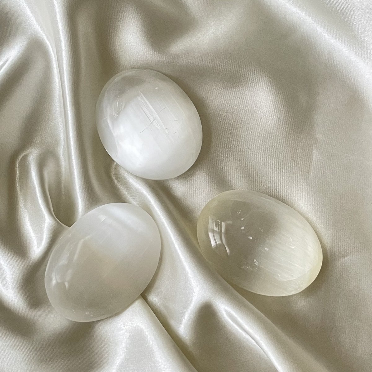 cheekyycrystal's tweet photo. ethically and locally sourced crystals @ https://t.co/JVhKtUugeX

- smokey quartz towers
- black tourmaline towers
- rose quart towers
- purple amethyst clusters
- pink amethyst hearts 
- selenite pillows https://t.co/l8ATuqdoHS