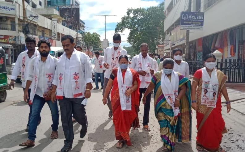 JSPVeeraMahila's tweet image. .@JanaSenaParty అధ్యక్షులు శ్రీ @PawanKalyan గారి ఆదేశాల మేరకు కృష్ణా జిల్లా విజయవాడ లో మొగల్రాజపురం మధు కళ్యాణ మండపం దగ్గర పాడైపోయిన రోడ్ల శ్రమదాన కార్యక్రమం చేపట్టిన రాష్ట్ర జాయింట్ సెక్రెటరీ శ్రీమతి పోతిరెడ్డి అనిత, వీర మహిళలు.

#JanaSenaSramadaanam #JSPForAP_Roads