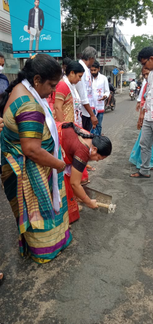 JSPVeeraMahila's tweet image. .@JanaSenaParty అధ్యక్షులు శ్రీ @PawanKalyan గారి ఆదేశాల మేరకు కృష్ణా జిల్లా విజయవాడ లో మొగల్రాజపురం మధు కళ్యాణ మండపం దగ్గర పాడైపోయిన రోడ్ల శ్రమదాన కార్యక్రమం చేపట్టిన రాష్ట్ర జాయింట్ సెక్రెటరీ శ్రీమతి పోతిరెడ్డి అనిత, వీర మహిళలు.

#JanaSenaSramadaanam #JSPForAP_Roads