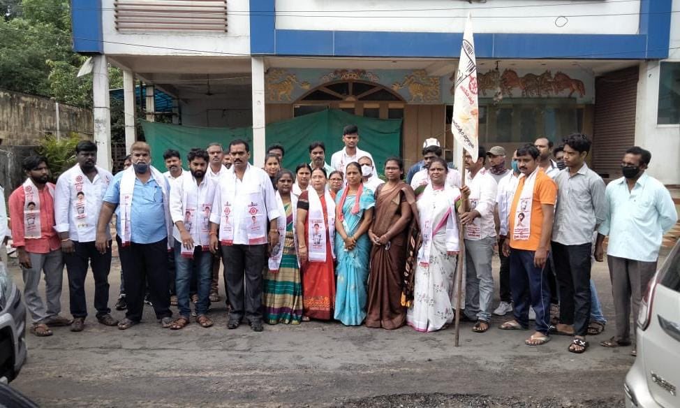 JSPVeeraMahila's tweet image. .@JanaSenaParty అధ్యక్షులు శ్రీ @PawanKalyan గారి ఆదేశాల మేరకు కృష్ణా జిల్లా విజయవాడ లో మొగల్రాజపురం మధు కళ్యాణ మండపం దగ్గర పాడైపోయిన రోడ్ల శ్రమదాన కార్యక్రమం చేపట్టిన రాష్ట్ర జాయింట్ సెక్రెటరీ శ్రీమతి పోతిరెడ్డి అనిత, వీర మహిళలు.

#JanaSenaSramadaanam #JSPForAP_Roads