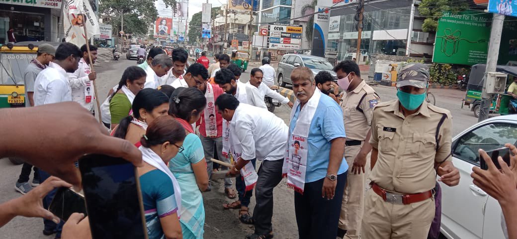 JSPVeeraMahila's tweet image. .@JanaSenaParty అధ్యక్షులు శ్రీ @PawanKalyan గారి ఆదేశాల మేరకు కృష్ణా జిల్లా విజయవాడ లో మొగల్రాజపురం మధు కళ్యాణ మండపం దగ్గర పాడైపోయిన రోడ్ల శ్రమదాన కార్యక్రమం చేపట్టిన రాష్ట్ర జాయింట్ సెక్రెటరీ శ్రీమతి పోతిరెడ్డి అనిత, వీర మహిళలు.

#JanaSenaSramadaanam #JSPForAP_Roads