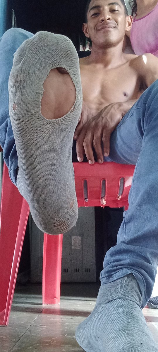 Masterjhon07's tweet photo. RT If you’d smell those feet until you can’t breathe😎 https://t.co/ylWO0YaS6u