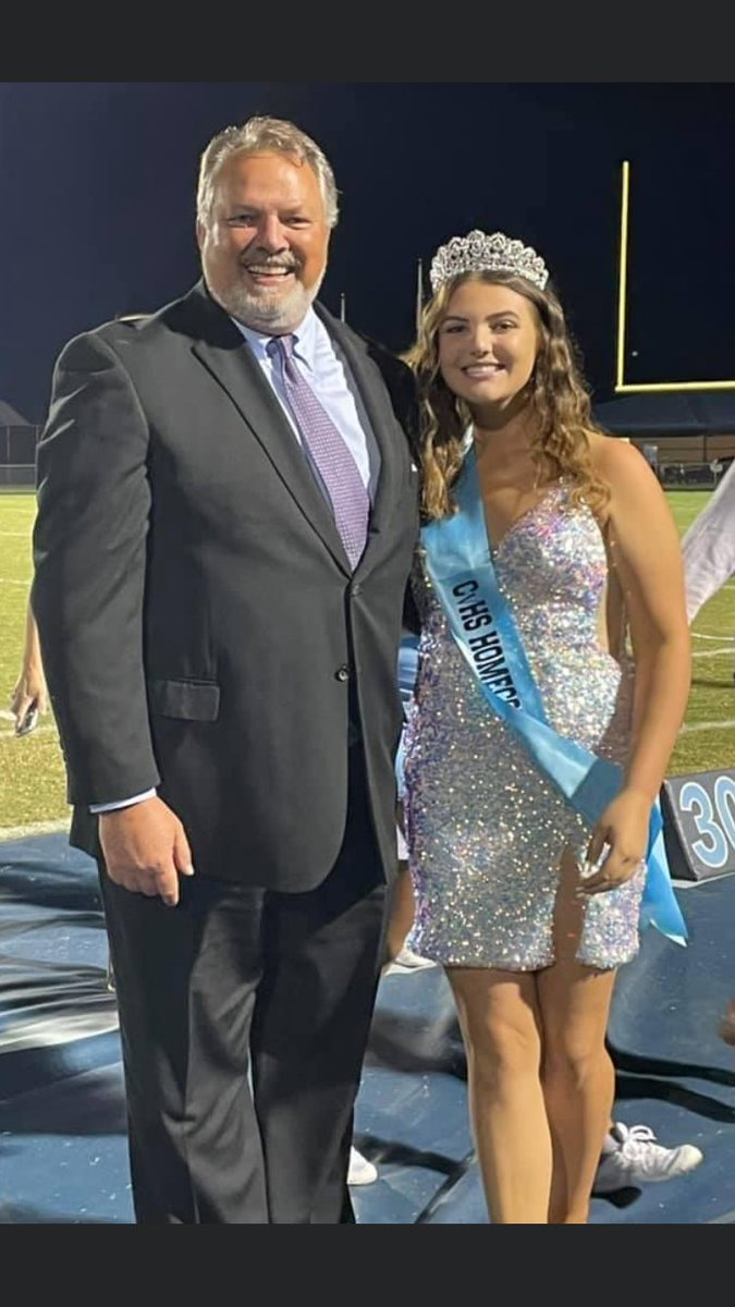 Congratulations to CvHS Senior golfer Crystal Robertson! Crystal is the CvHS 2021- Homecoming Queen.