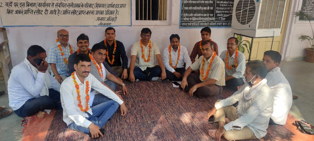 #नीमकाथाना #Sikar: प्रशासन गांवों व शहरों के संग अभियान का किया बहिष्कार

राजस्व विभाग के कार्मिकों व अधिकारी बैठे क्रमिक अनशन पर, राजस्थान राजस्व सेवा परिषद के बैनर तले जारी है धरना,तहसीलदार सतवीर यादव सहित अन्य कार्मिक रहे मौजूद 
<a href="/DcDmSikar/">District Collector & Magistrate, Sikar</a> <a href="/AshokSingh_Zee/">Ashok Singh Shekhawat</a> <a href="/SikarPolice/">Sikar Police</a>