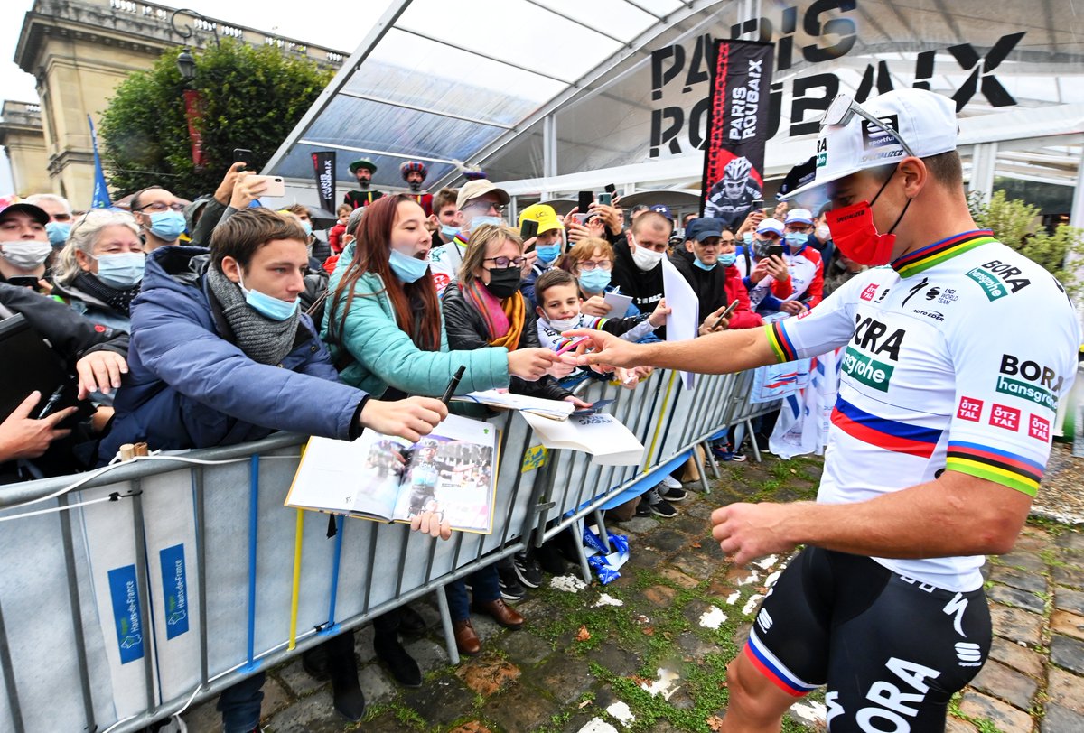 .@Paris_Roubaix presentation! Thanks to all the fans that came to see us despite the rain and cold. Présentation de @Paris_Roubaix! Merci à tous les fans qui sont venus nous voir malgré la pluie et le froid. @BORAhansgrohe @iamspecialized @sportful @ride100percent @veloimages