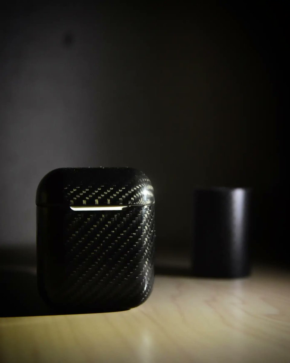 ka_sei_hito's tweet photo. ムダに高いイヤホンケース
#apple #appleairpods #airpods #carbon #monocarbontech #d5600 #アップル #エアポッツ #モノカーボンテック https://t.co/cXQQ7M4eBk