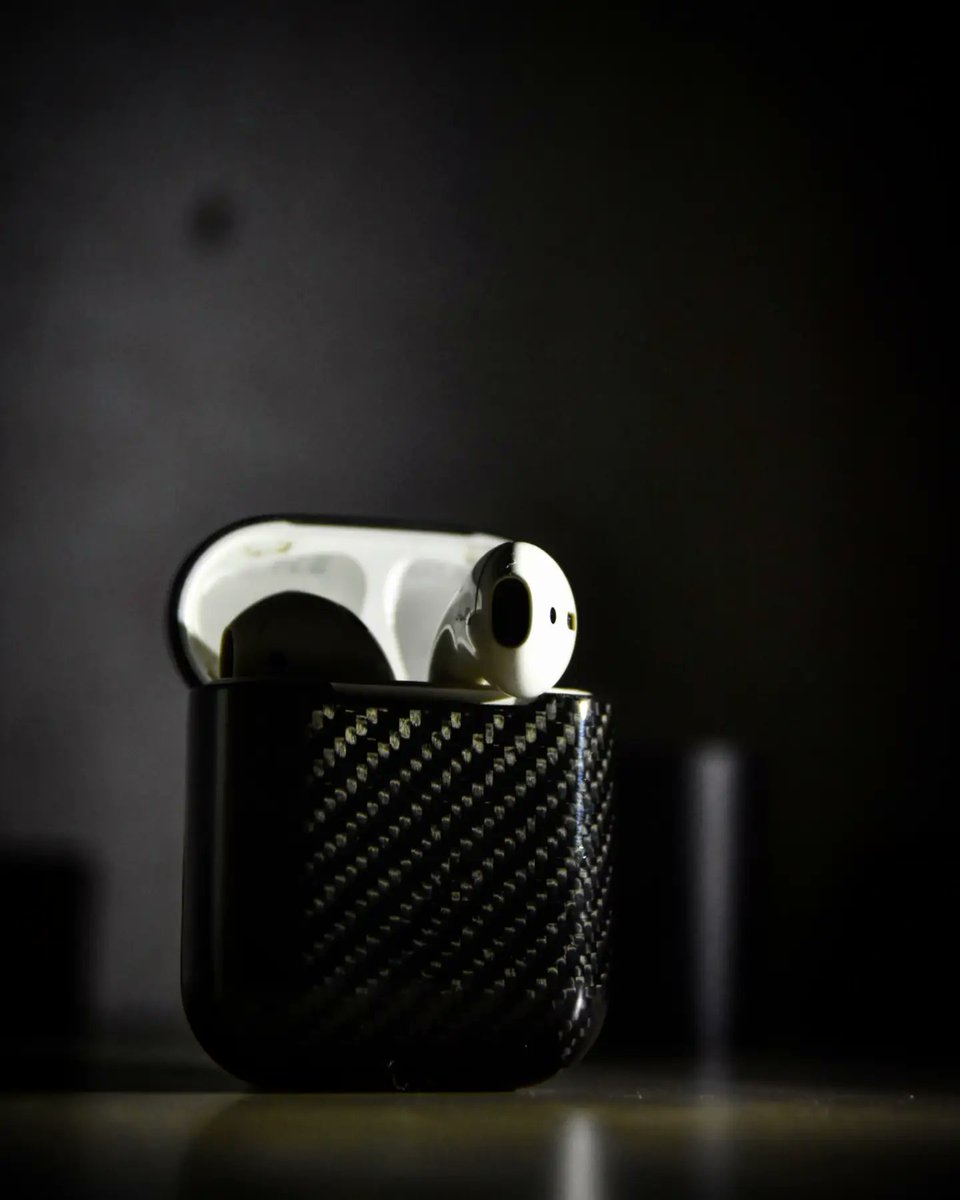 ka_sei_hito's tweet photo. ムダに高いイヤホンケース
#apple #appleairpods #airpods #carbon #monocarbontech #d5600 #アップル #エアポッツ #モノカーボンテック https://t.co/cXQQ7M4eBk