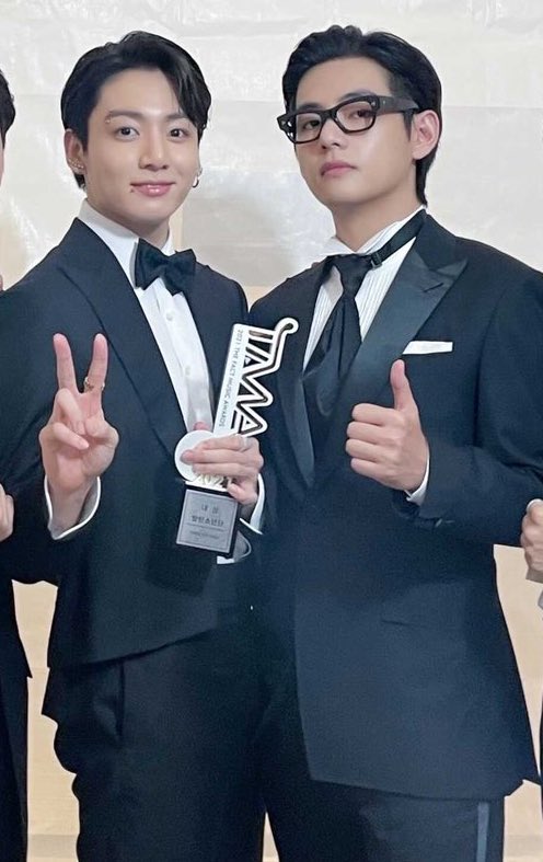 lua_taebangtan's tweet photo. "LEY DE ATRACCIÓN"
           *TAEKOOK*
💜💜💜💜💜💜💜💜💜💜

@BTS_twt
#V #KOOK #BTSV #BTSKOOK
#TAEKOOK https://t.co/wtsD2CFj76