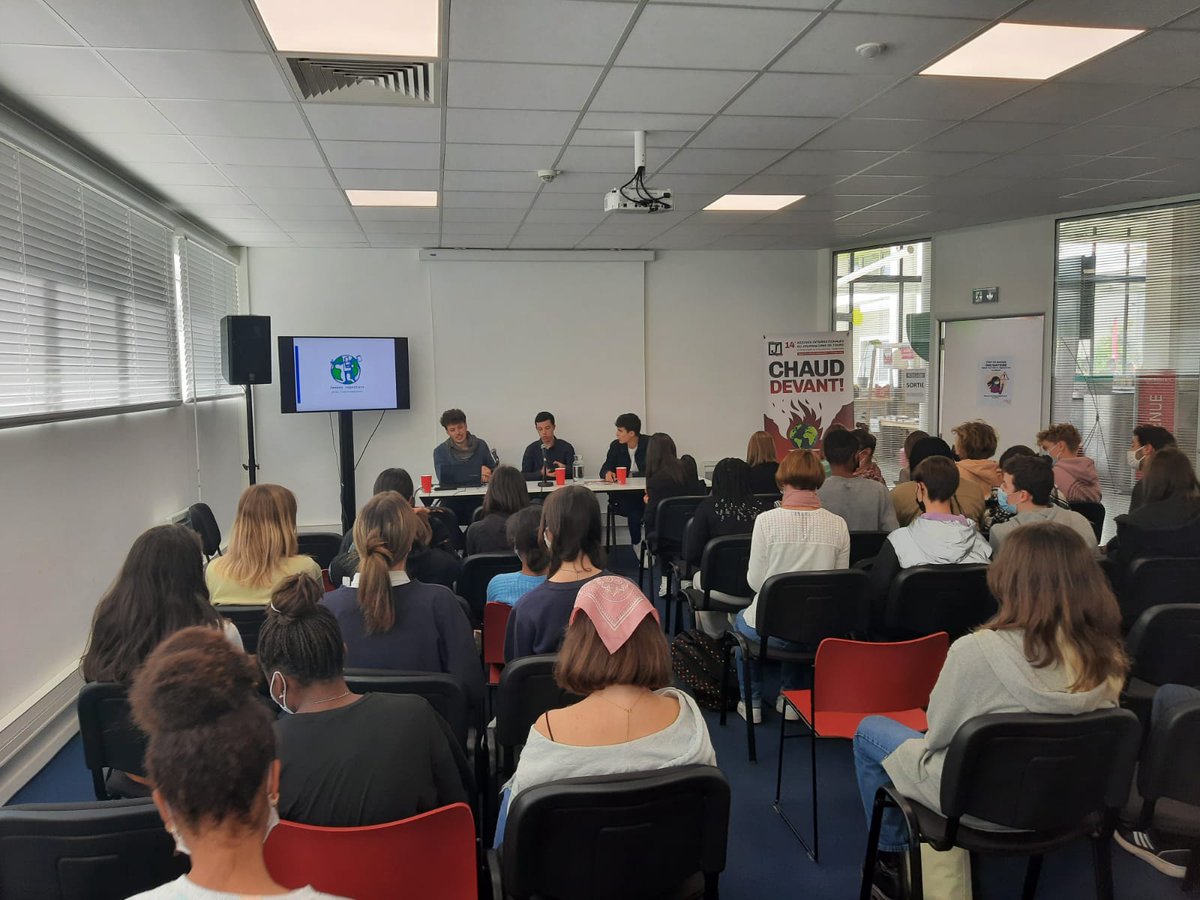 AlbinRey26's tweet photo. Très heureux d'avoir participé pour @JRE_France aux assises internationales du journalisme à Tours @LesAssises. Nous avons parlé des questions environnementales, sociales et de développement durable liée au journalisme ! @MarieLaureAugry @rolandsophie1 @francetv @hugoclement https://t.co/oPTyfS3ZPN