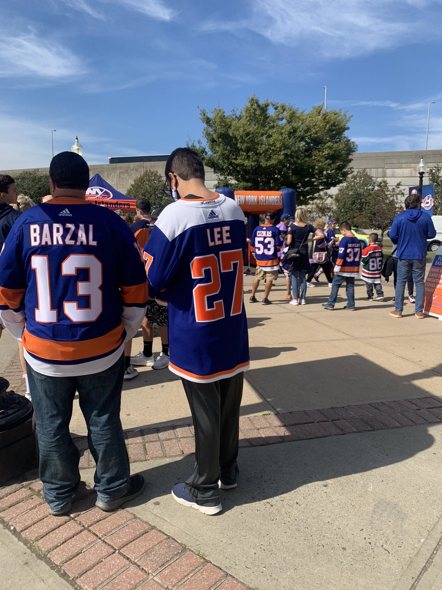 AHLIslanders's tweet photo. Isles Fan Fest is underway on the Plaza &amp; we are ready for pick drop at 2! https://t.co/P4JyJJ6zjM
