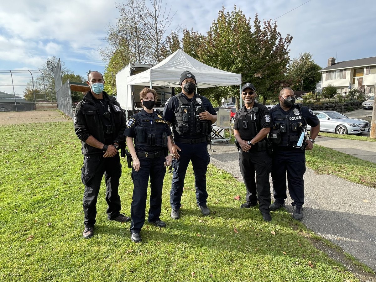 Omarisal's tweet photo. #CDPanthers - @SeattlePD Officers from the East Precinct are present at Judkins Park. According to Lt. Bair the officers will be present at and around the park all day. #WWConverge https://t.co/x3He9L4xHP