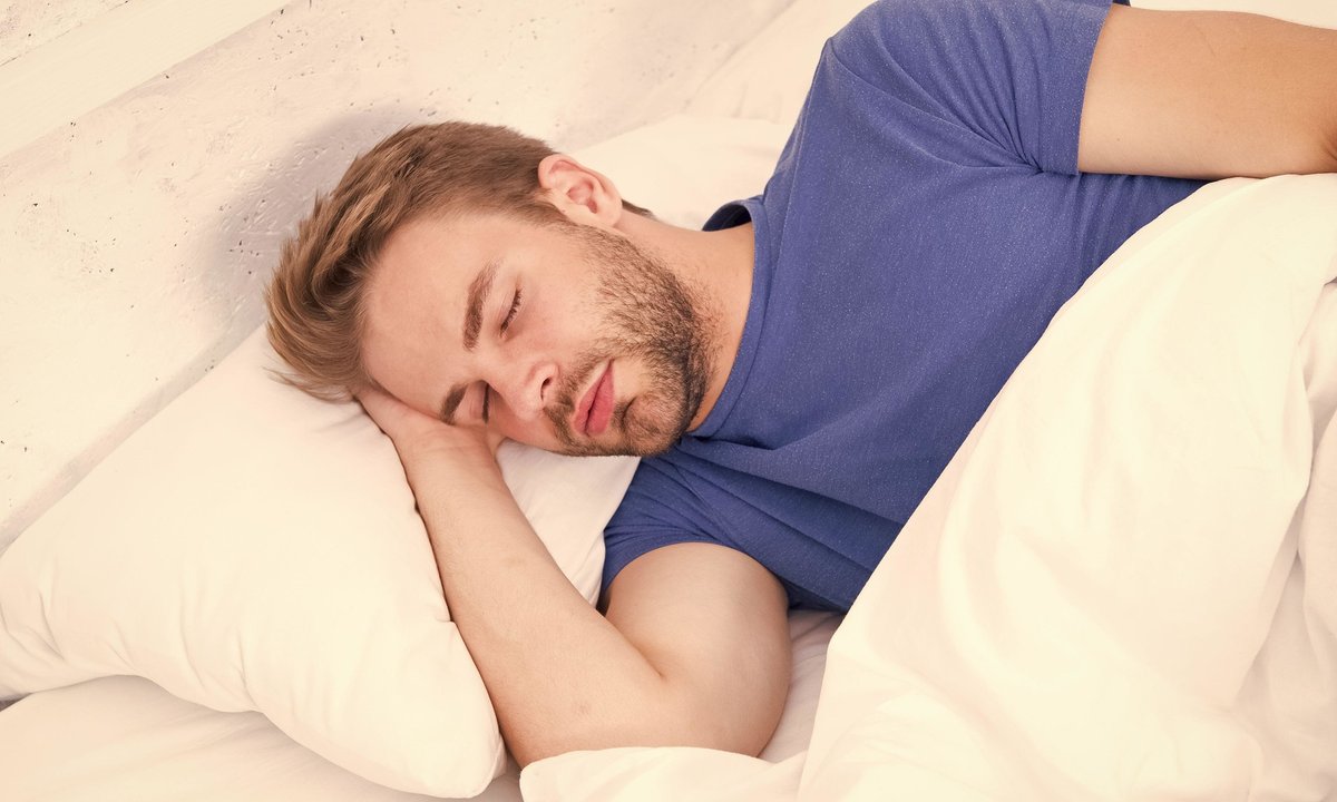 пьяный парень на кровати. парень спит без лица. мужчина спит. мужчина спит в ночнушке. бородатый мужик спит.