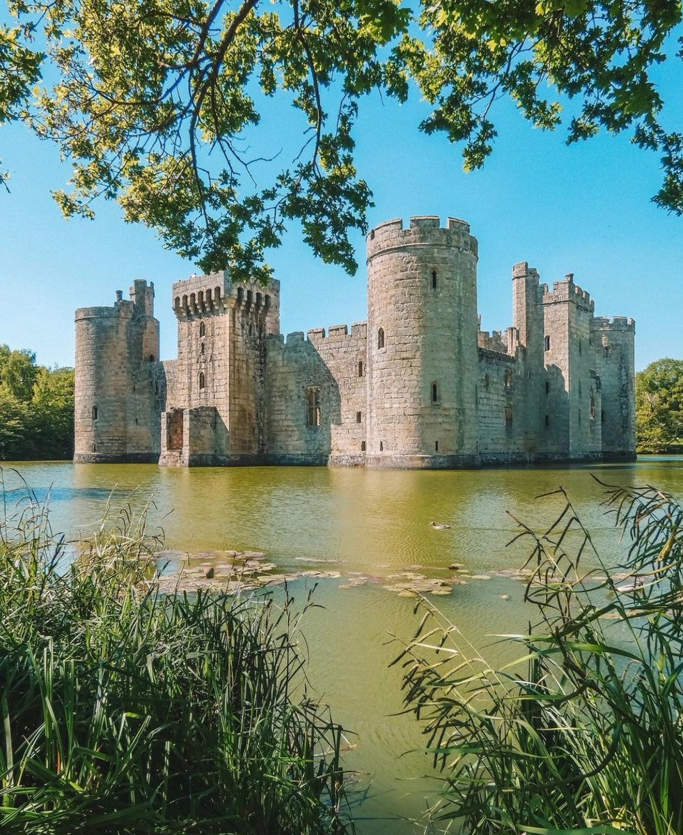 Quaintlyuk's tweet photo. 🇬🇧 Look at this grand castle!🤩🏰The iconic moat, lush green scenery and history make it so popular with many. Who's visited?✋
📷 @an.item.explores
📍 Bodiam Castle
#quaintlyandco #lovebritishlifestyle #explorebritain #scenicbritain #thisprettyengland #britishcastle https://t.co/NN3sf2gBjh