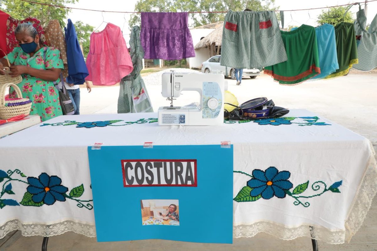 SoyGuillermoFS's tweet photo. Visitamos la localidad de #Tecomate del municipio Platón Sánchez, para constatar el éxito y el compromiso adquirido por las mujeres veracruzanas, con los proyectos emprendidos como la elaboración de pan, crianza de gallinas ponedoras, taller de costura y apertura de un molino. https://t.co/d3j2aRiaV2