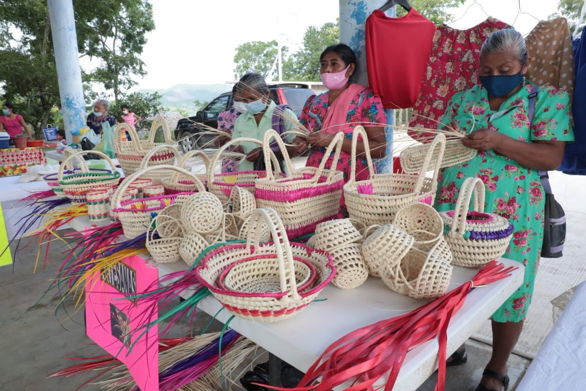 SoyGuillermoFS's tweet photo. Visitamos la localidad de #Tecomate del municipio Platón Sánchez, para constatar el éxito y el compromiso adquirido por las mujeres veracruzanas, con los proyectos emprendidos como la elaboración de pan, crianza de gallinas ponedoras, taller de costura y apertura de un molino. https://t.co/d3j2aRiaV2